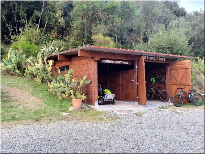 Fahrradraum und kleine E-Bike-Werkstatt für Reparaturen im Agriturismo La Bianca Fattoria