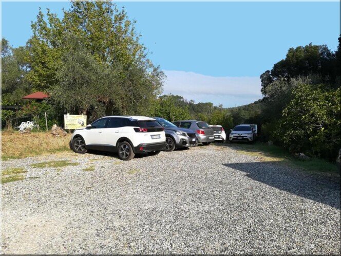 Kostenloser Innenparkplatz mit Autos im Agriturismo La Bianca Fattoria in Ligurien